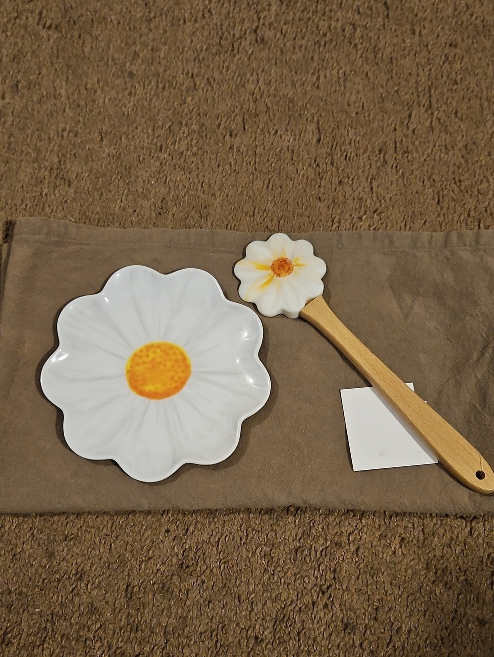 White and Yellow Daisy Plate and Spatula Set